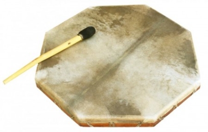 Trommeln, Klagschalen & Musikinstrumente