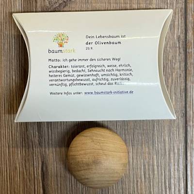 Handschmeichler - Baumkalender - Olivenbaum in Geschenkverpackung