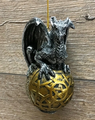 Kugel - Drache sitzt auf keltischer Kugel mit kleinem Pentagramm (Christbaum/ Yule Tanne)