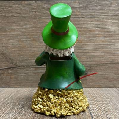 Spardose - Irischer Glücks Kobold - Leprechaun sitzt auf Gold