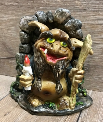 Statue - Troll in Höhle mit Kerze & Stock - coloriert - Ausverkauf