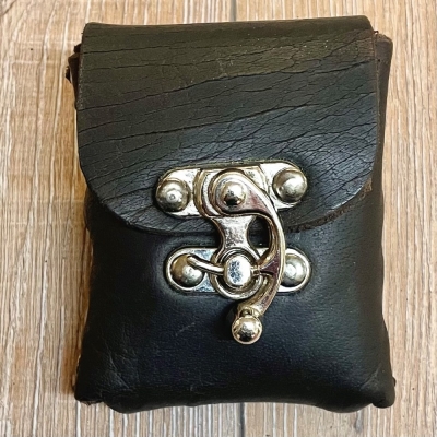 Tasche - Leder - Gürteltasche mit Hakenschließe - braun