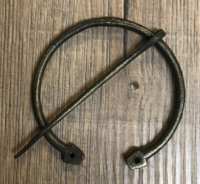 handgeschmiedet aus Eisen groß 9cm Brosche Fibel gebogene Enden 