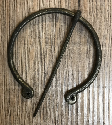 Brosche Fibel - groß - handgeschmiedet aus Bronze/ Messing - mit Loch-Enden (rund) - 8cm