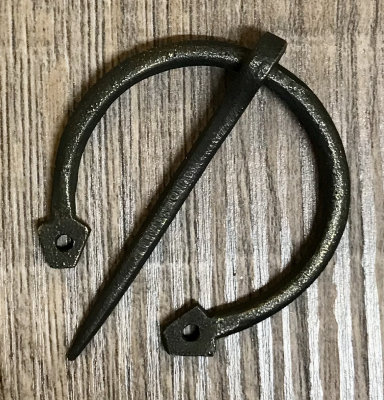 Brosche Fibel - klein - handgeschmiedet aus Bronze/ Messing - mit Loch-Enden - 4cm