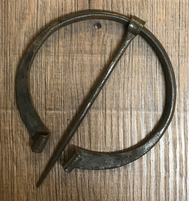 Brosche Fibel - groß - handgeschmiedet aus Eisen - gebogene Enden - 9cm