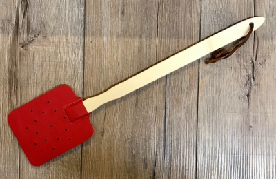 Holz Fliegenklatsche aus Ahorn-Holz und Kunstleder - rot
