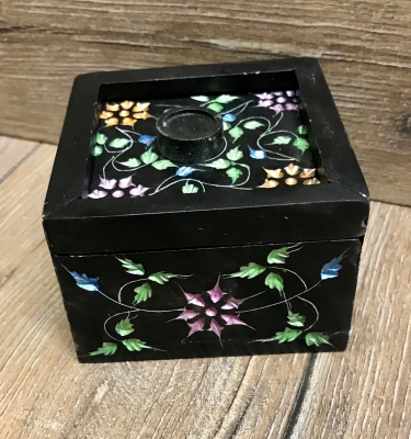 Räucherkegel - Halter aus Speckstein - Räucherbox Chameli quadratisch - schwarz mit Blumen - Ausverkauf