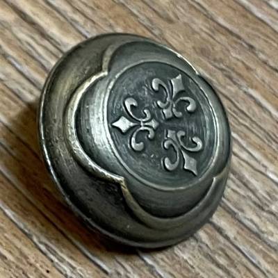 Knopf aus Metall - bombiert mit Ornament – Öse – 20mm - Ausverkauf