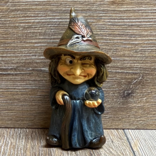 Figur - Lustige Hexe klein - brauner Hut, Glaskugel & Gehstock