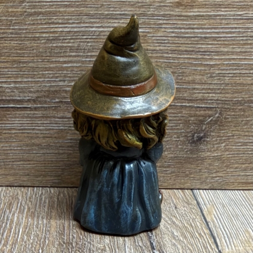 Figur - Lustige Hexe klein - brauner Hut, Glaskugel & Gehstock