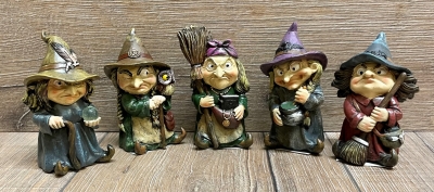 Figur - Lustige Hexe klein - brauner Hut, Glaskugel & Gehstock