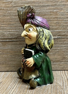 Figur - Lustige Hexe klein - lila Kopftuch , Besen & Tasche