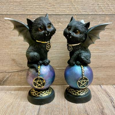 Figur - Lustige Katzen - Vampirkatzen auf Zauberkugel mit Pentagramm - coloriert - links