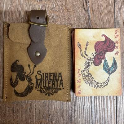 Spiel - Kartenspiel Poker 54 Karten in Ledertasche - Sirena Muerta/ Dead Mermaid Pirate Poker