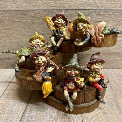 Figur - Pixie-Hexen Kantenhockerhat beide Beine übereinandergeschlagen - bunt - Dekoration