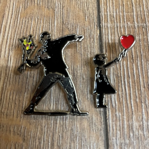 Brosche - Pin - Banksy 2er Set- schwarz/silber/ rot bzw. gelb