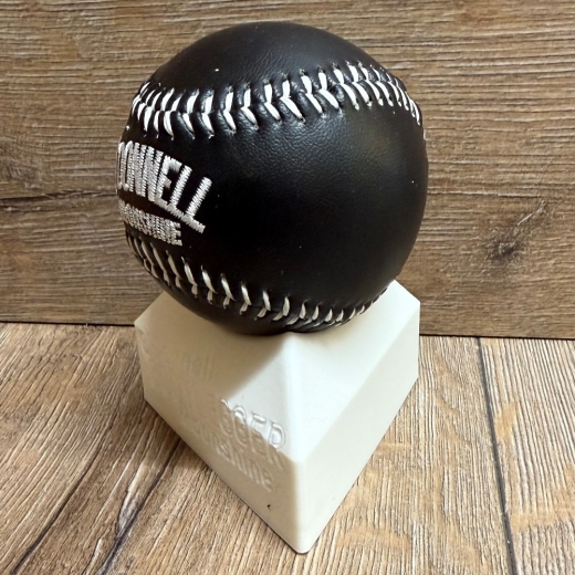 Moonshine O'Donnell - Adventskalender - Baseball mit gesticktem Logo inkl. Präsentationsständer