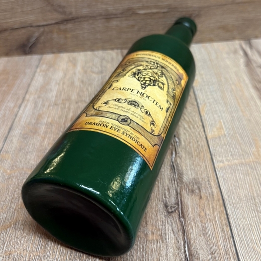 LARP - Waffe - Flasche/ Weinflasche mit Etiketten Carpe Noctem - grün