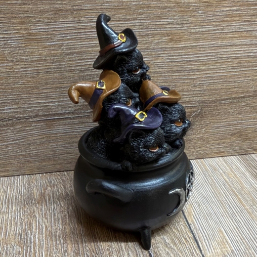 Figur - Lustige Katzen - 5 Hexenkatzen sitzen in Hexen-Kessel - coloriert