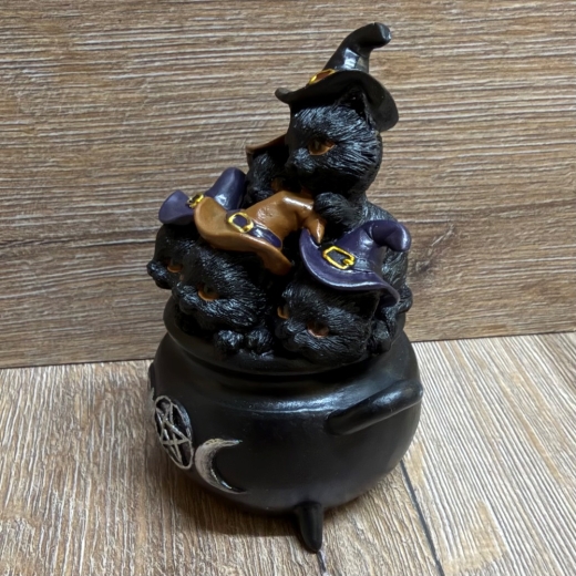 Figur - Lustige Katzen - 5 Hexenkatzen sitzen in Hexen-Kessel - coloriert