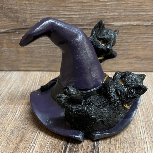 Figur - Lustige Katzen - Hexenhut mit spielenden schwarzen Katzen 2-fach sortiert - einzeln - coloriert