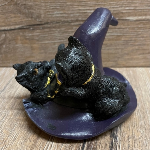 Figur - Lustige Katzen - Hexenhut mit spielenden schwarzen Katzen 2-fach sortiert - einzeln - coloriert
