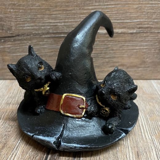 Figur - Lustige Katzen - Hexenhut mit spielenden schwarzen Katzen 2-fach sortiert - einzeln - coloriert