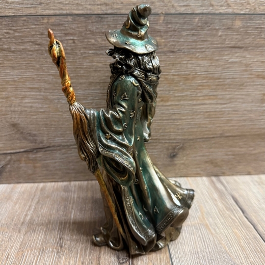 Statue - Merlin Zauberer mit Stab & Glaskugel - bronziert
