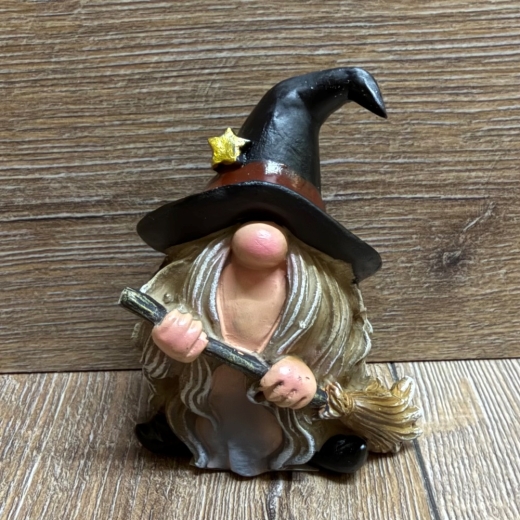 Figur - Lustige Hexe mit Knubbelnase klein - lila Hut & Besen