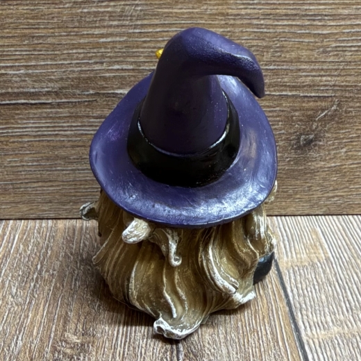 Figur - Lustige Hexe mit Knubbelnase klein - lila Hut & Kessel