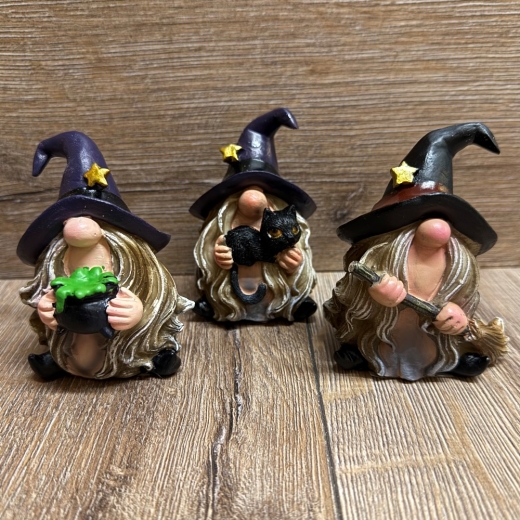 Figur - Lustige Hexe mit Knubbelnase klein - lila Hut & Kessel