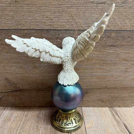 Figur - Lustige Eulen - Hexen-Schnee-Eule mit Pentagramm-Kette auf Kugel groß - coloriert