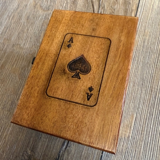 Maritimes - Karten-Box einfach mit As-Gravur inkl. 1 Kartenspiel - Akazien-Holz