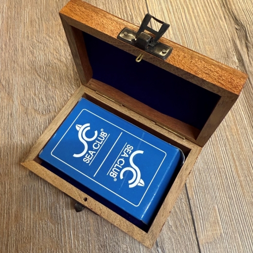 Maritimes - Karten-Box einfach mit As-Gravur inkl. 1 Kartenspiel - Akazien-Holz