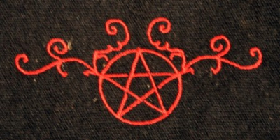 Umhänge- Tasche schwarz - Pentagramm/ Pentakel Ranke - rot