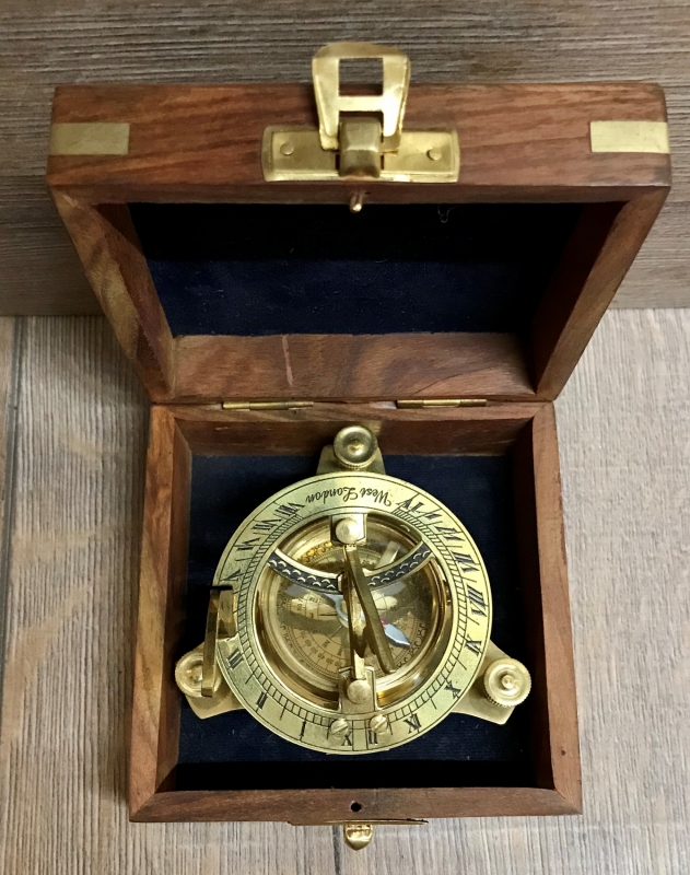 zugeklappt Kompass maritim mit Uhr Ø 5 cm mit Holzbox ca 8,5 x 8,5 x 4 cm 