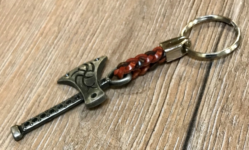 Schlüsselanhänger Axt mit geflochtenem Lederband Keyring 