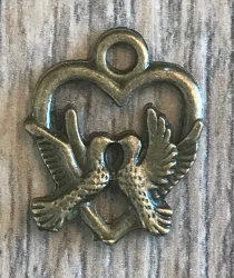 Anhänger - Charm - Herz mit Tauben - Farbe: Antik Bronze