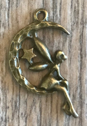 Anhänger - Charm - Fee im Halbmond - Farbe: Antik Bronze
