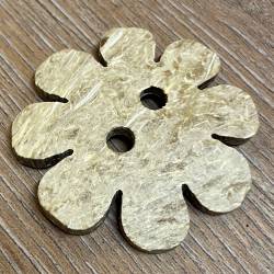 Knopf aus Kokosnuß – 2-Loch – Blumendesign - gebleicht - 51mm - Ausverkauf