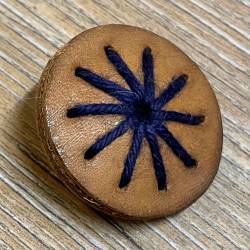 Knopf aus Leder - braun mit blauem Fadenlauf - Öse - 28mm