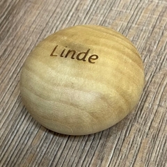 Handschmeichler - Baumkalender - Linde ohne Geschenkverpackung + gelaserter Schriftzug &quote;Birke&quote; - letzter Artikel