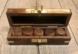 Maritimes - Würfel Box inkl. 5 Würfel - Holz/ Messing