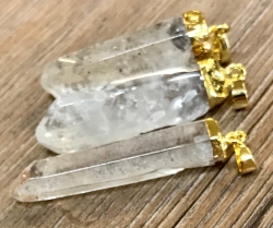 Anhänger - Chakra Bergkristall mit goldfarbener Einfassung