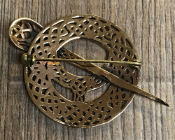 Brosche - keltisch - Fibel im Kreis mit keltischem Flechtmuster - Bronze