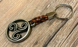 Schlüsselanhänger - Triskele durchbrochen im Kreis mit geflochtenem Lederband - Keyring