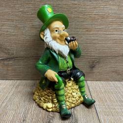 Spardose - Irischer Glücks Kobold - Leprechaun sitzt auf Gold