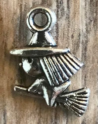 Anhänger - Charm - kleine Hexe auf Besen - Zinklegierung - silberfarben