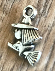 Anhänger - Charm - kleine Hexe auf Besen - Zinklegierung - silberfarben
